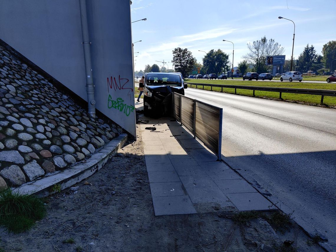 Samochód dostawczy wbił się w barierkę oddzielającą chodnik od jezdni