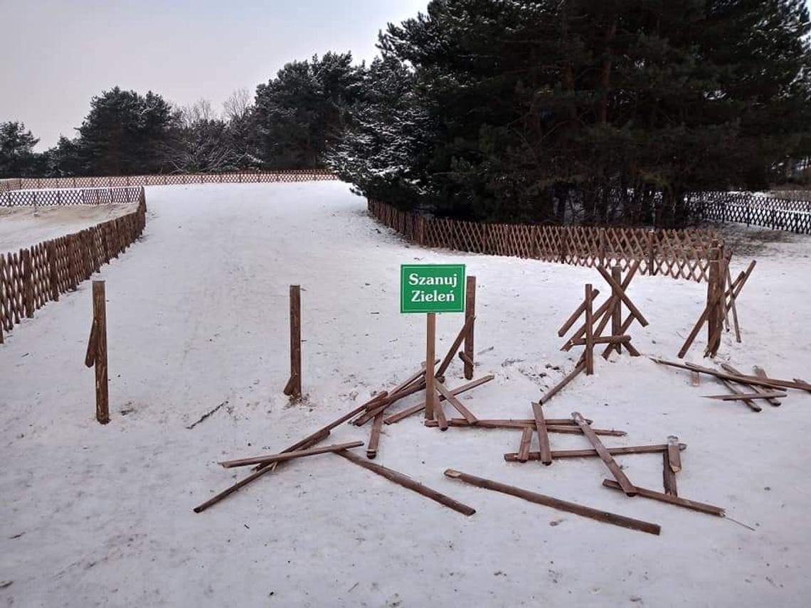 Saneczkarze niszczą płotek na Górkach Szymona?