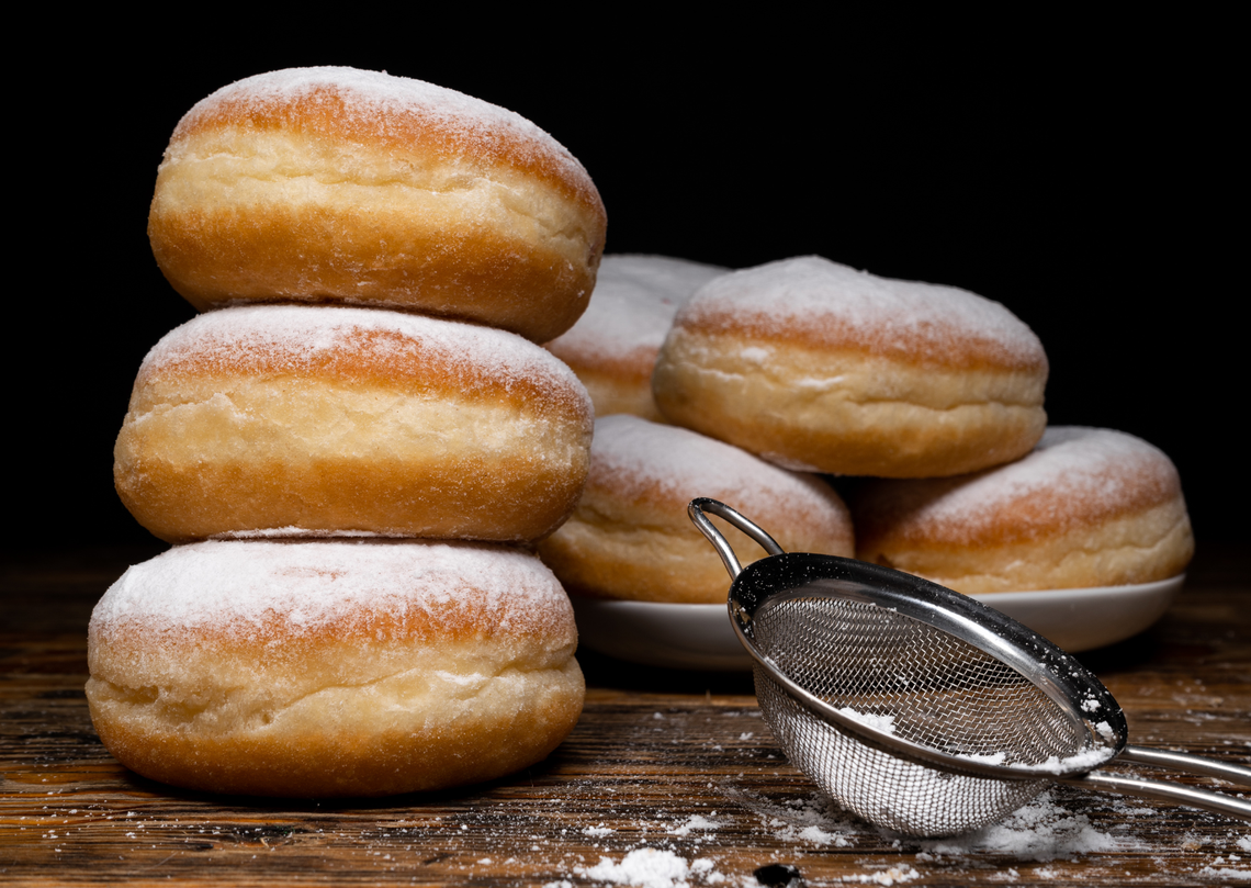 Seniorzy częstują pączkami!