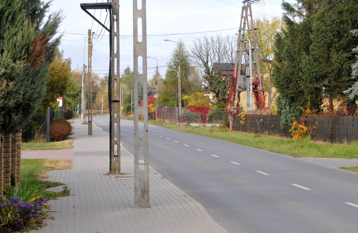 Słupy na środku chodnika