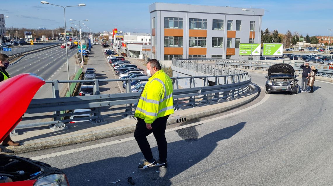 Stłuczka na wiadukcie przy Auchan. Kobieta wjechała pod prąd