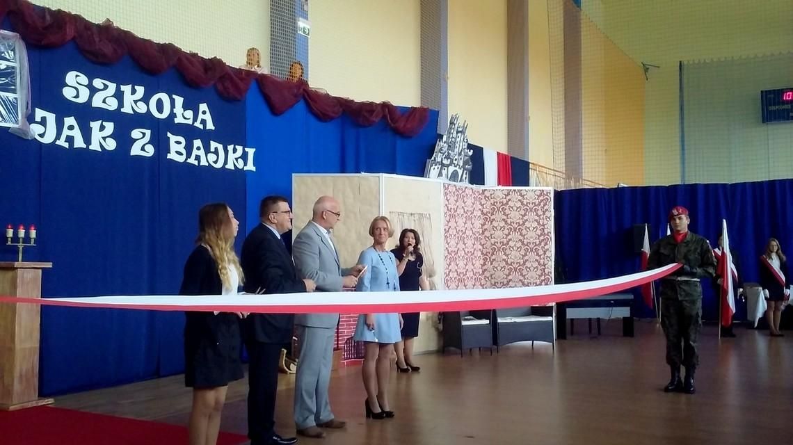 Szkoła ze skrzydłem