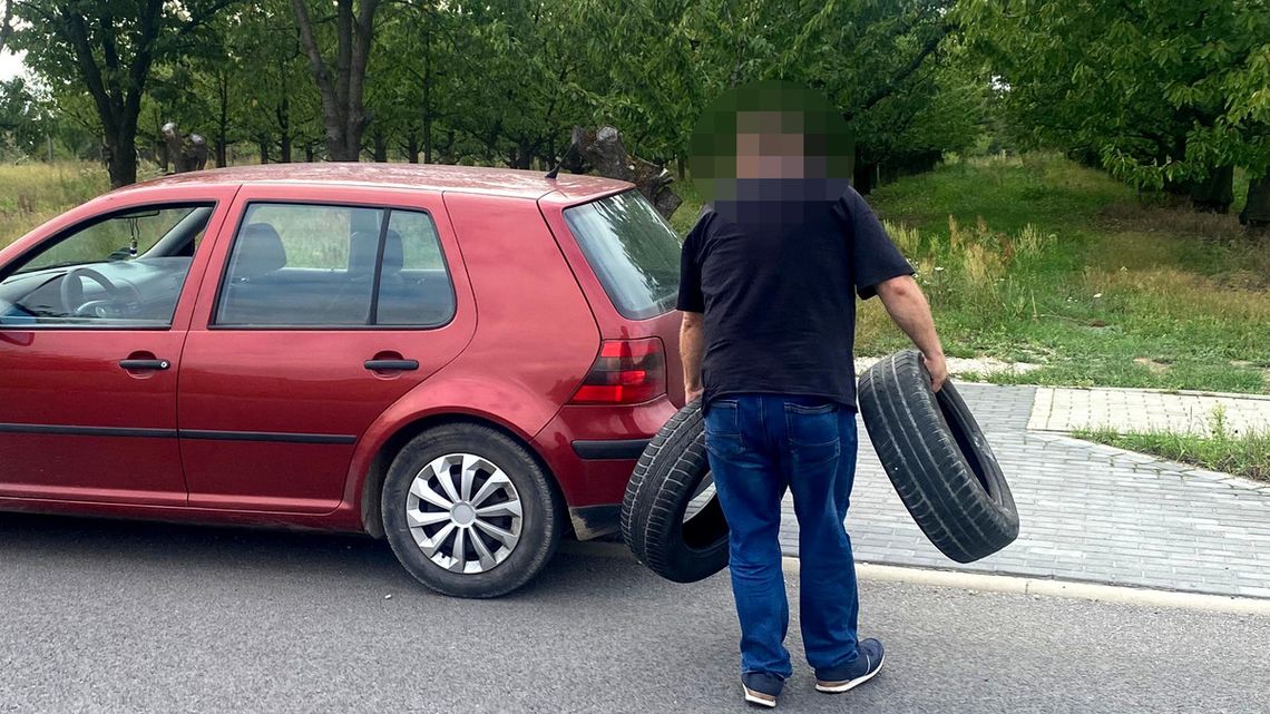 Tarczyn. Wyrzucił opony pod cmentarzem. Wpadł dzięki reakcji mieszkańców