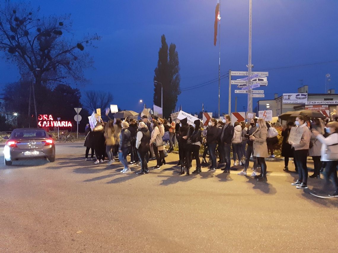 Tłum protestujących tańczy na rondzie w Górze Kalwarii [FILM i FOTO]