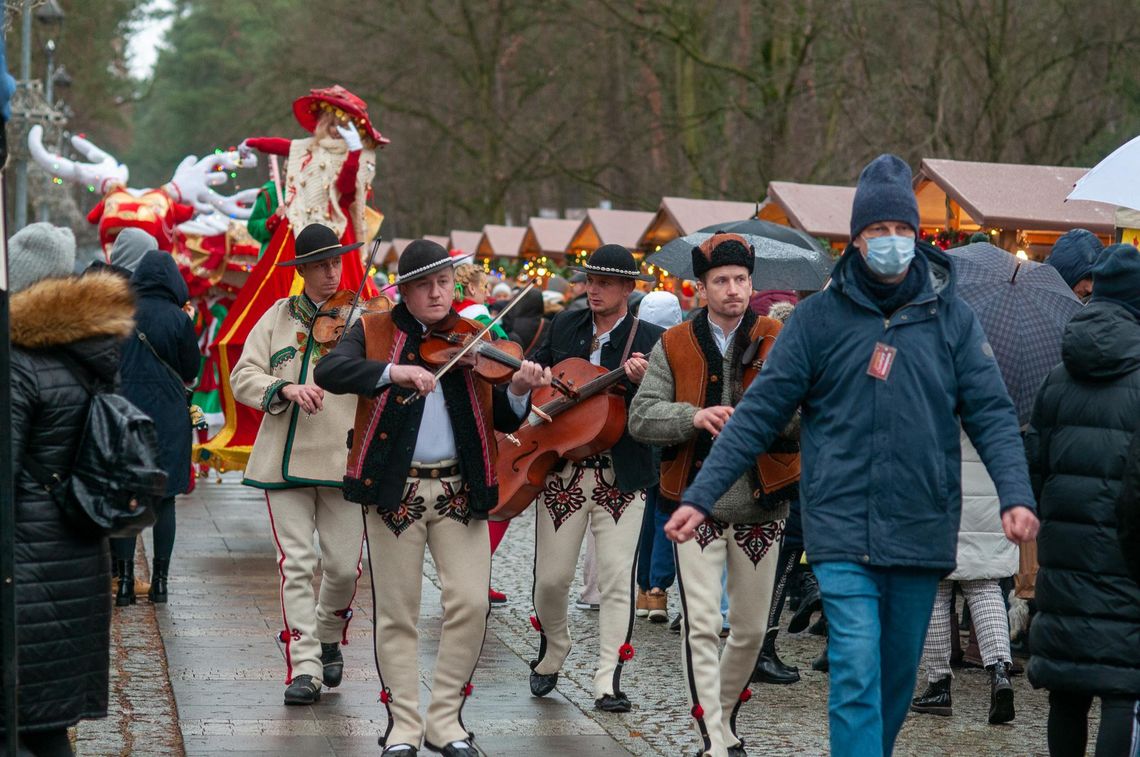 Tłumy na Jarmarku Świątecznym mimo deszczowej pogody [FOTO]