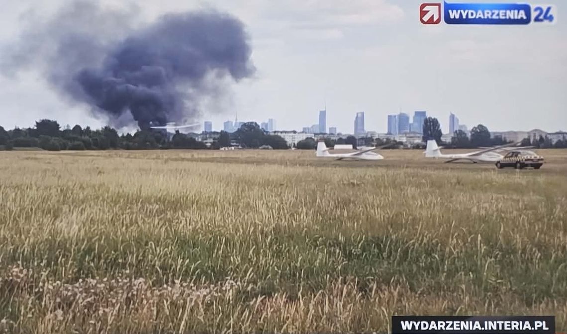 Tragedia na Bemowie. Awionetka rozbiła się przed lotniskiem i stanęła w płomieniach