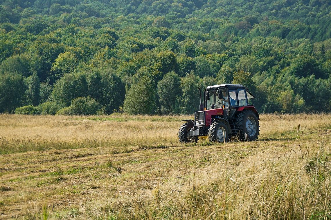 Traktor przygniótł mężczyznę. Tragiczny wypadek w Czersku.