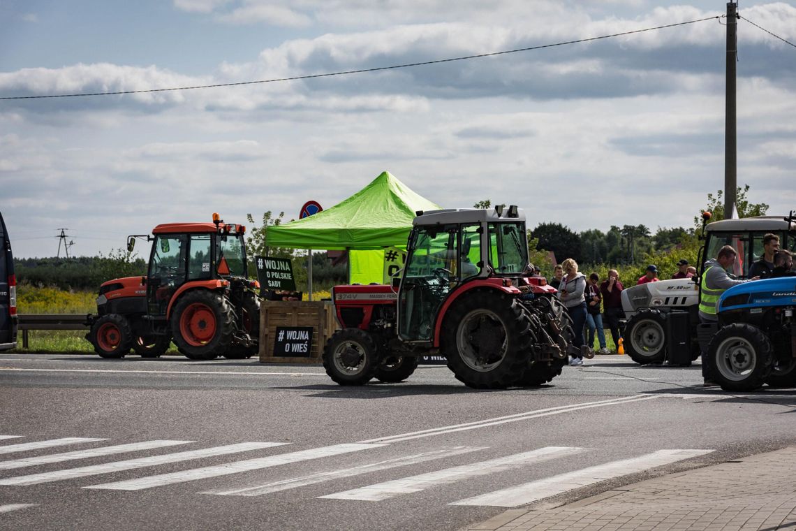 Traktory, policja i helikopter - trwa protest rolników na DK50