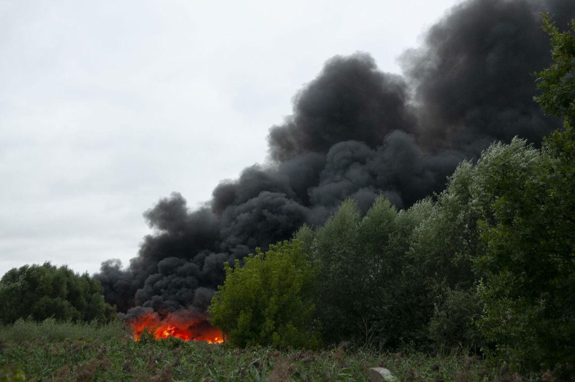 Trwa dogaszanie pożaru. Mirkowska ciągle nieprzejezdna [AKTUALIZACJA]