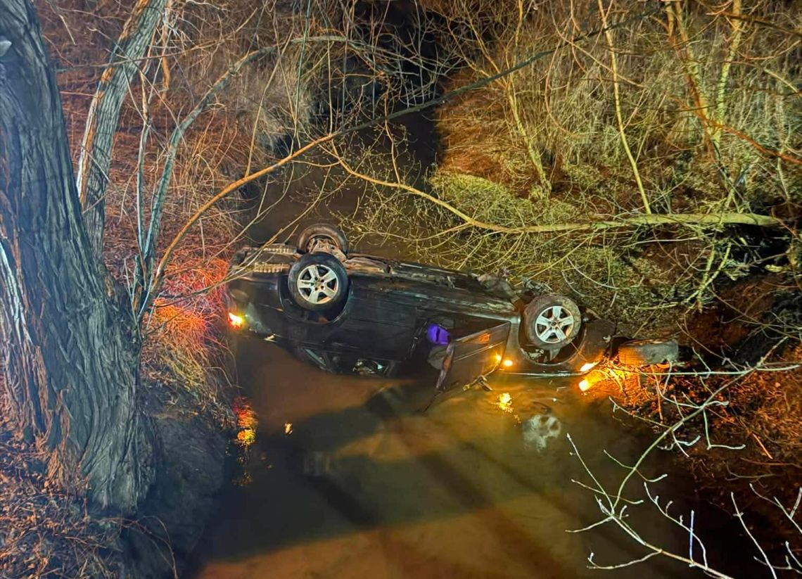 Ucieczka przed policją zakończona dachowaniem w rzece