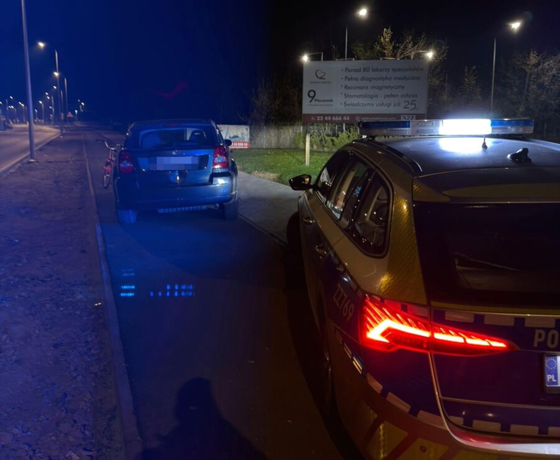 Uderzyły w słup i zatrzymały się na drodze dla rowerów. Kierująca była kompletnie pijana