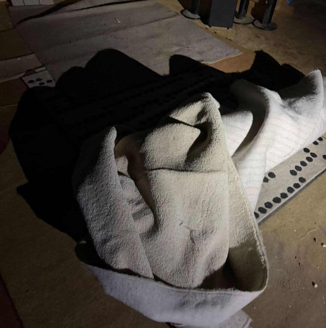 Ukrył się na strychu, zawinięty w dywan. Poszukiwany 30-latek zatrzymany pod Piasecznem