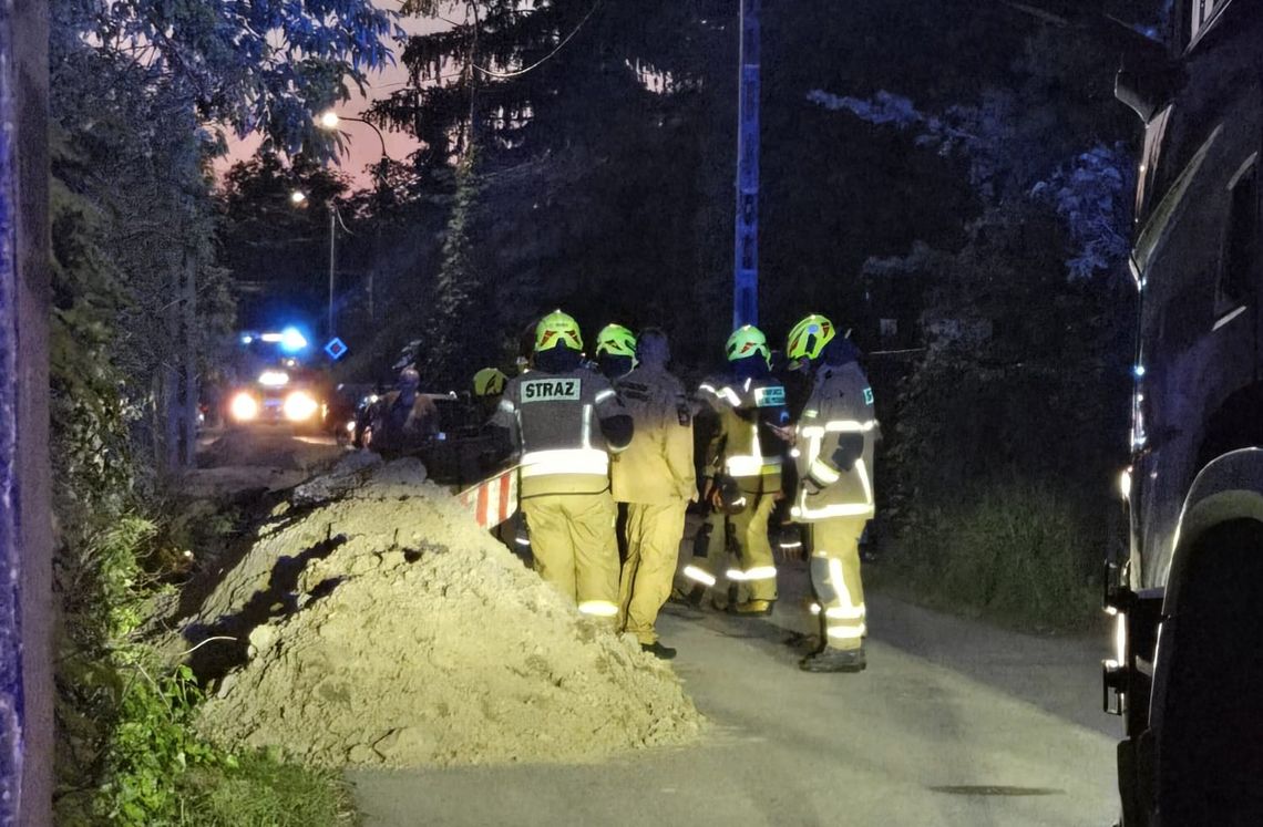 Ulatnianie gazu przy ul. Topolowej w Piasecznie. Na miejscu straż pożarna i pogotowie gazowe