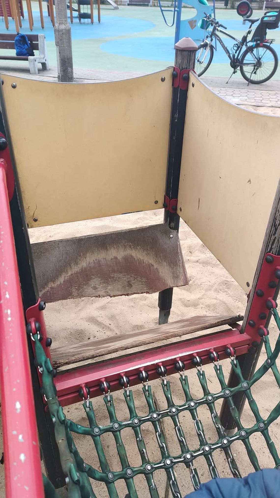 Usterka zniknęła z placu zabaw