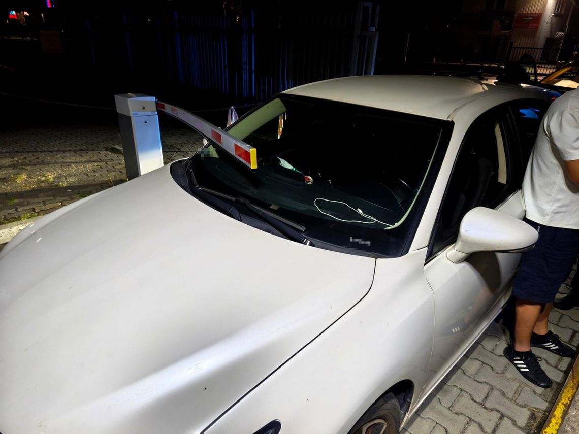 Uszkodził szlaban w Wólce Kosowskiej. Kierowca miał ponad 2,5 promila Uszkodził szlaban w Wólce Kosowskiej. Kierowca miał ponad 2,5 promila