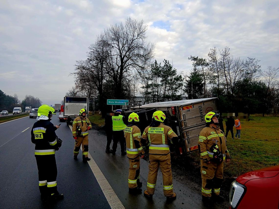 Utrudnienia na starej „siódemce” – ciężarówka w rowie