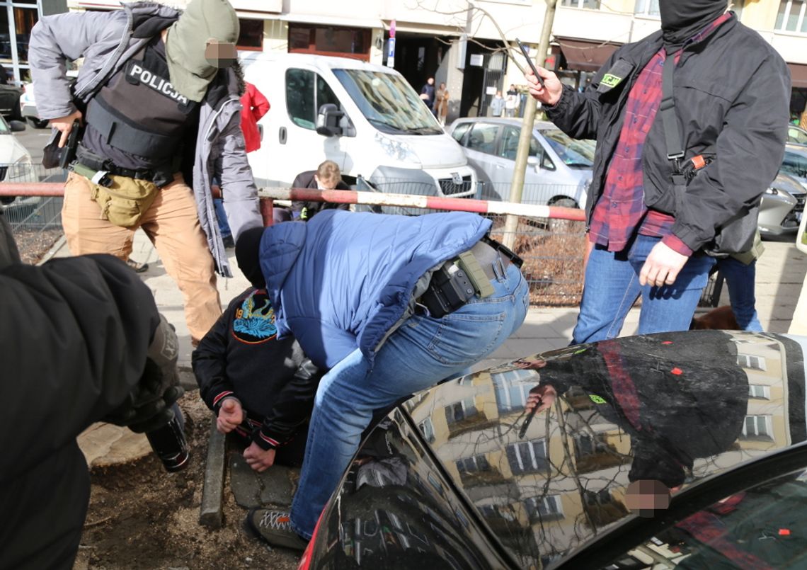 W Górze Kalwarii zatrzymano fałszywego policjanta, który wyłudzał pieniądze od agencji towarzyskich