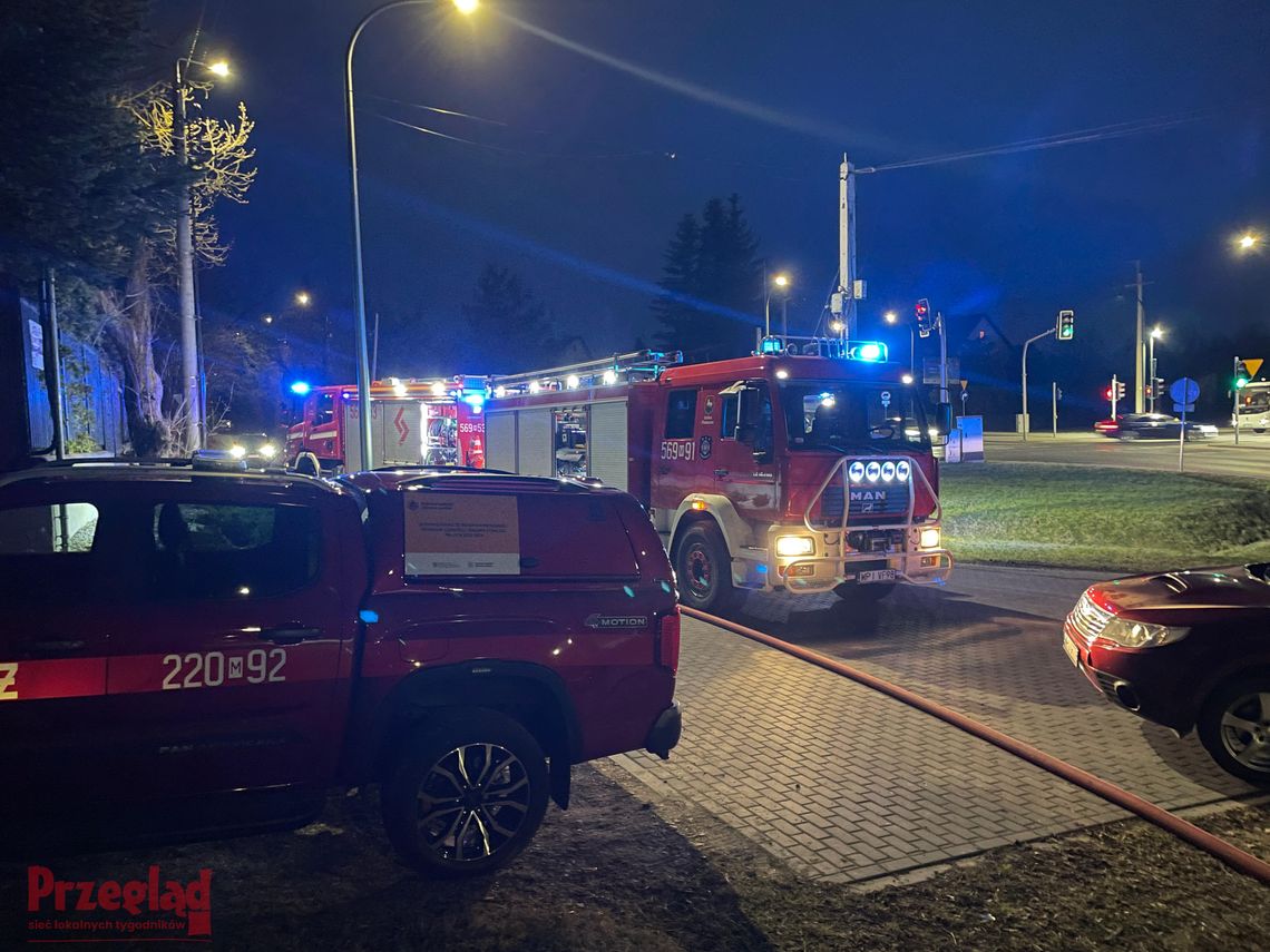 Wielki pożar w Żabieńcu: 24 zastępy uratowały skład budowlany