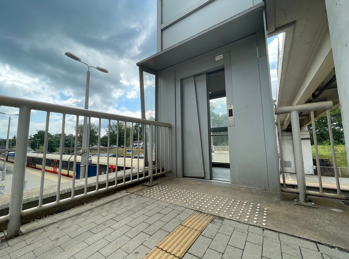 Windy na stacji PKP w Piasecznie nie działają? PKP PLK wyjaśnia