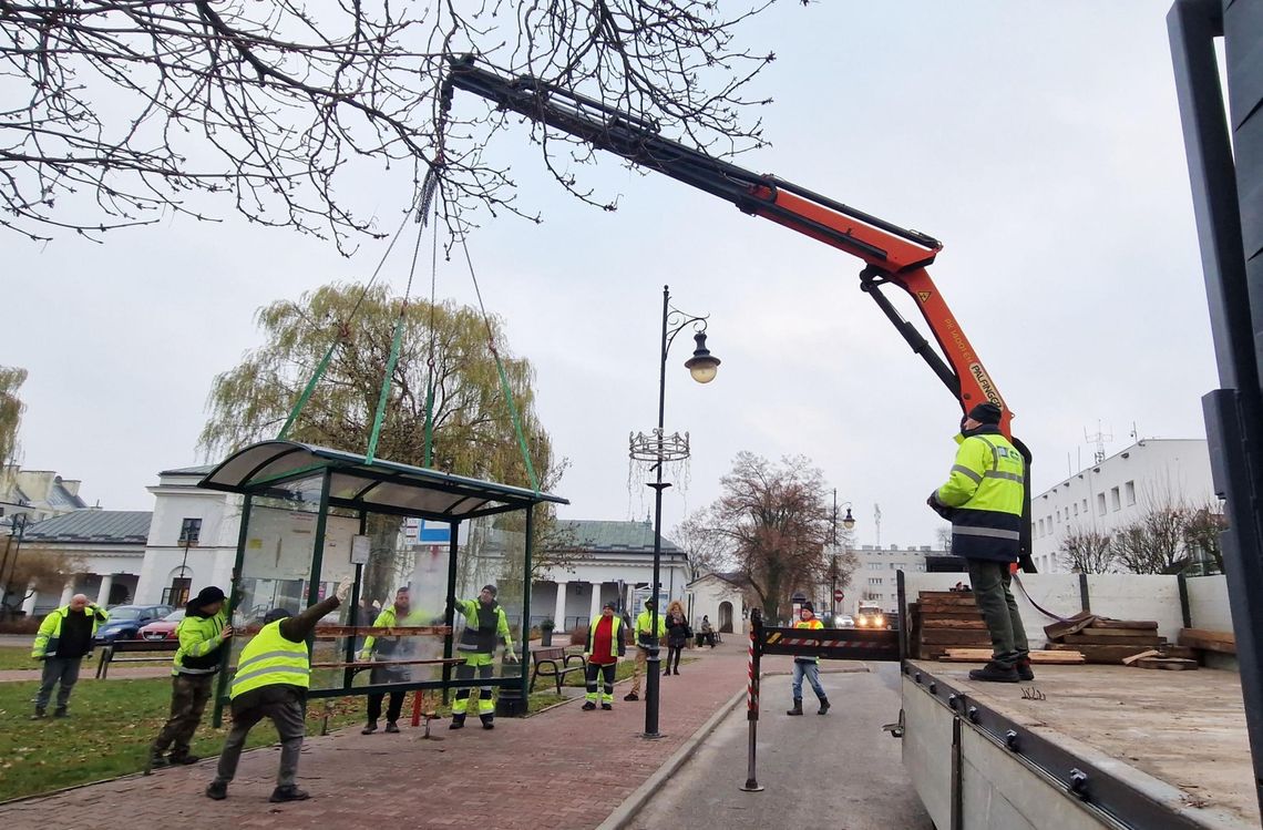 Wymiana wiat przystankowych na rynku w Górze Kalwarii