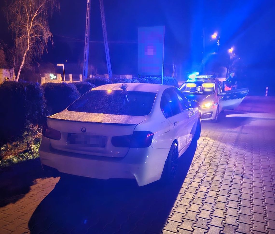Z trzema sądowymi zakazami za kierownicą – 21-latek błyskawicznie trafił przed sąd