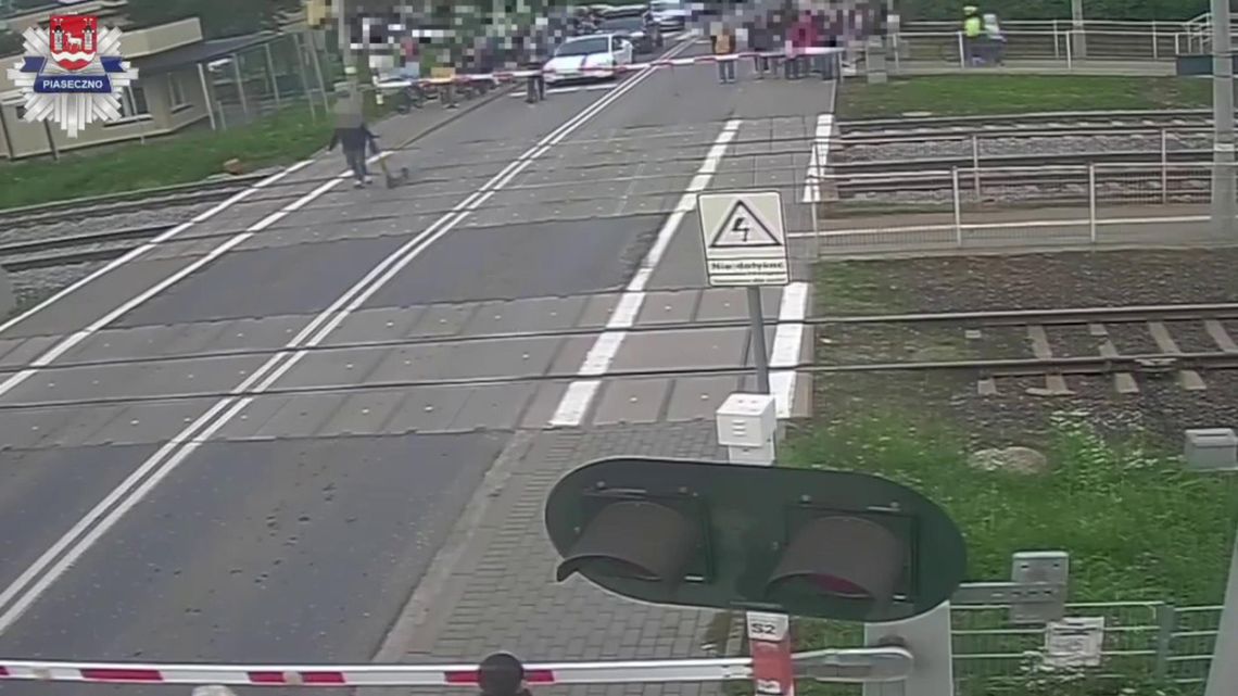 Zamiast czekać, wszedł na tory. Interweniowała policja [WIDEO]