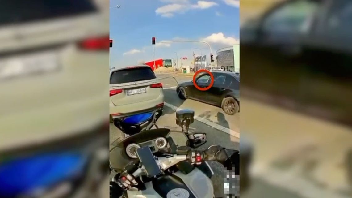 Zamiast na drogę patrzył w telefon. Kierowca BMW nie zauważył nawet policji Zamiast na drogę patrzył w telefon. Kierowca BMW nie zauważył nawet policji