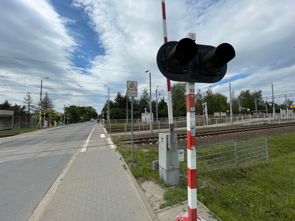 Zamkną przejazd kolejowy w Nowej Iwicznej. Kierowców czeka objazd Zamkną przejazd kolejowy w Nowej Iwicznej. Kierowców czeka objazd