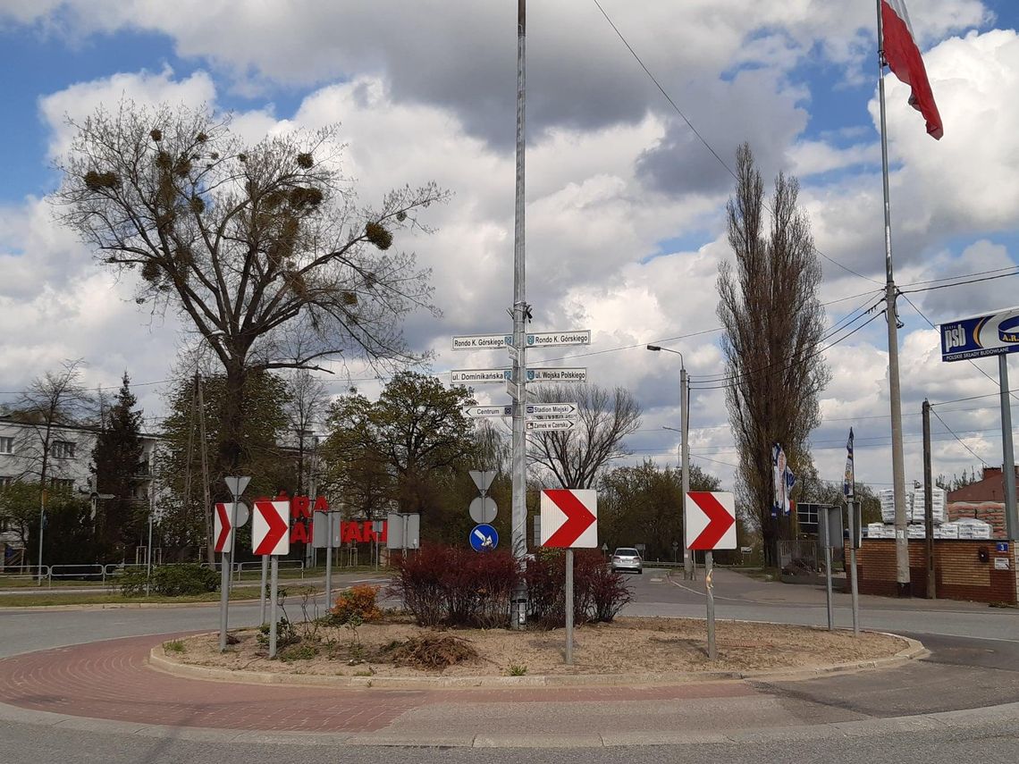 Zaniedbane rondo i śmieci - skarżą się mieszkańcy