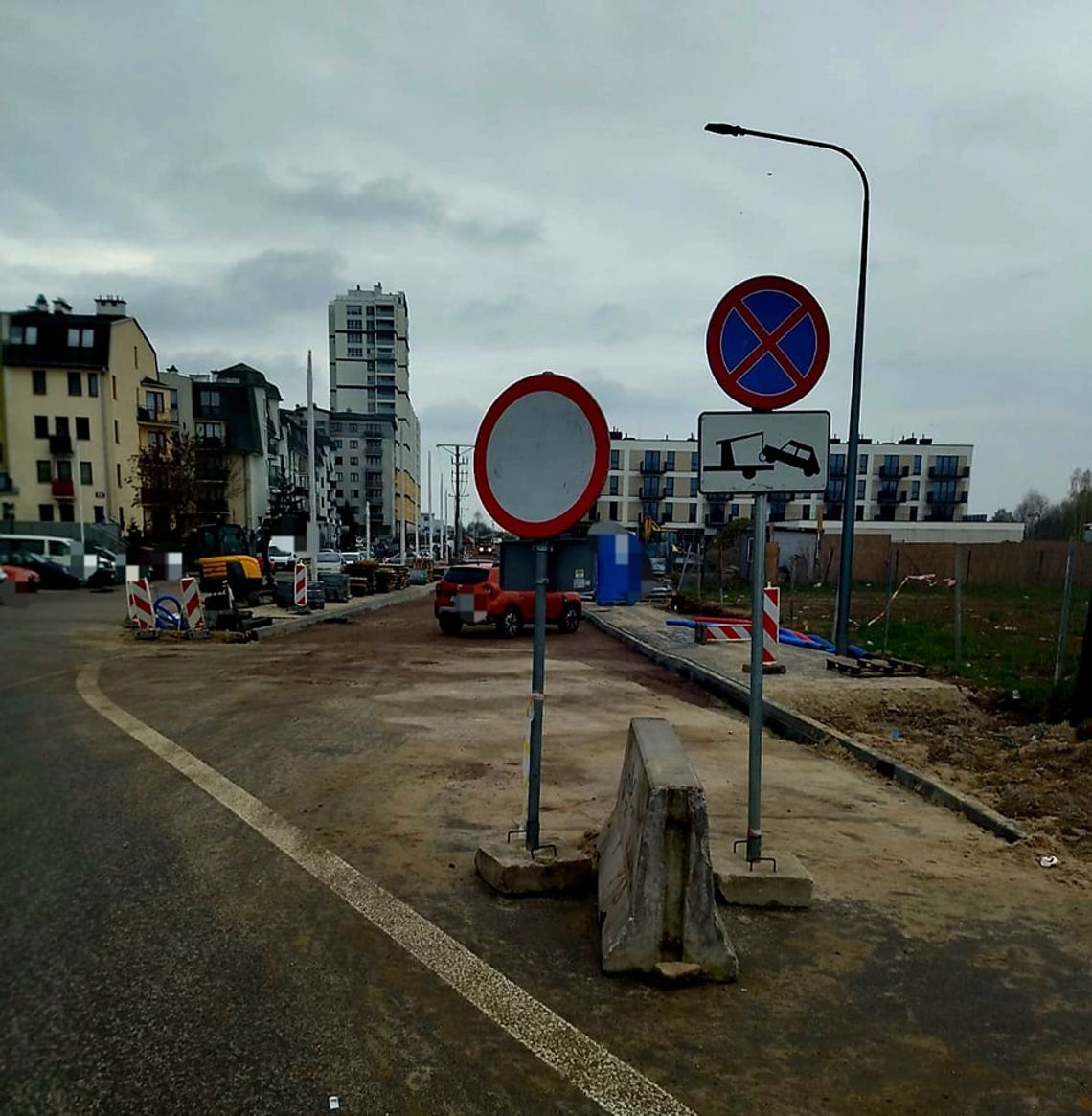 Zaparkował na placu budowy. 300 ton asfaltu czekało na rozłożenie.