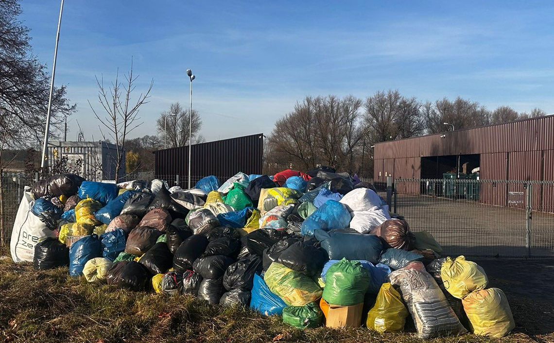 Zbiórka tekstyliów - setki worków z odzieżą!