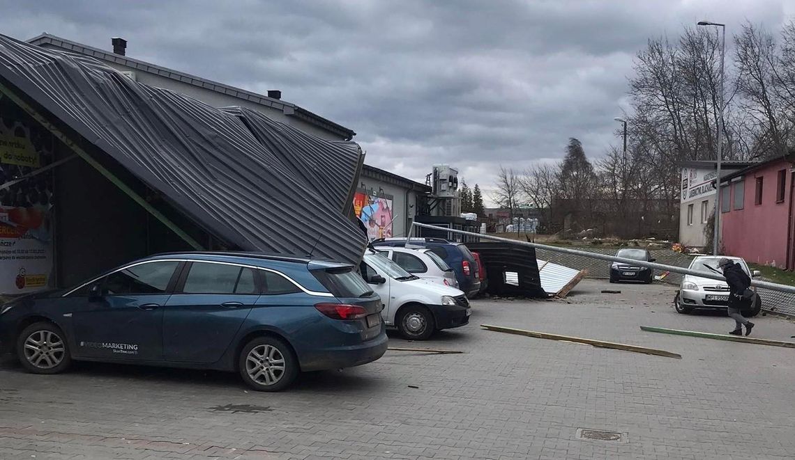 Zerwany dach runął na parking