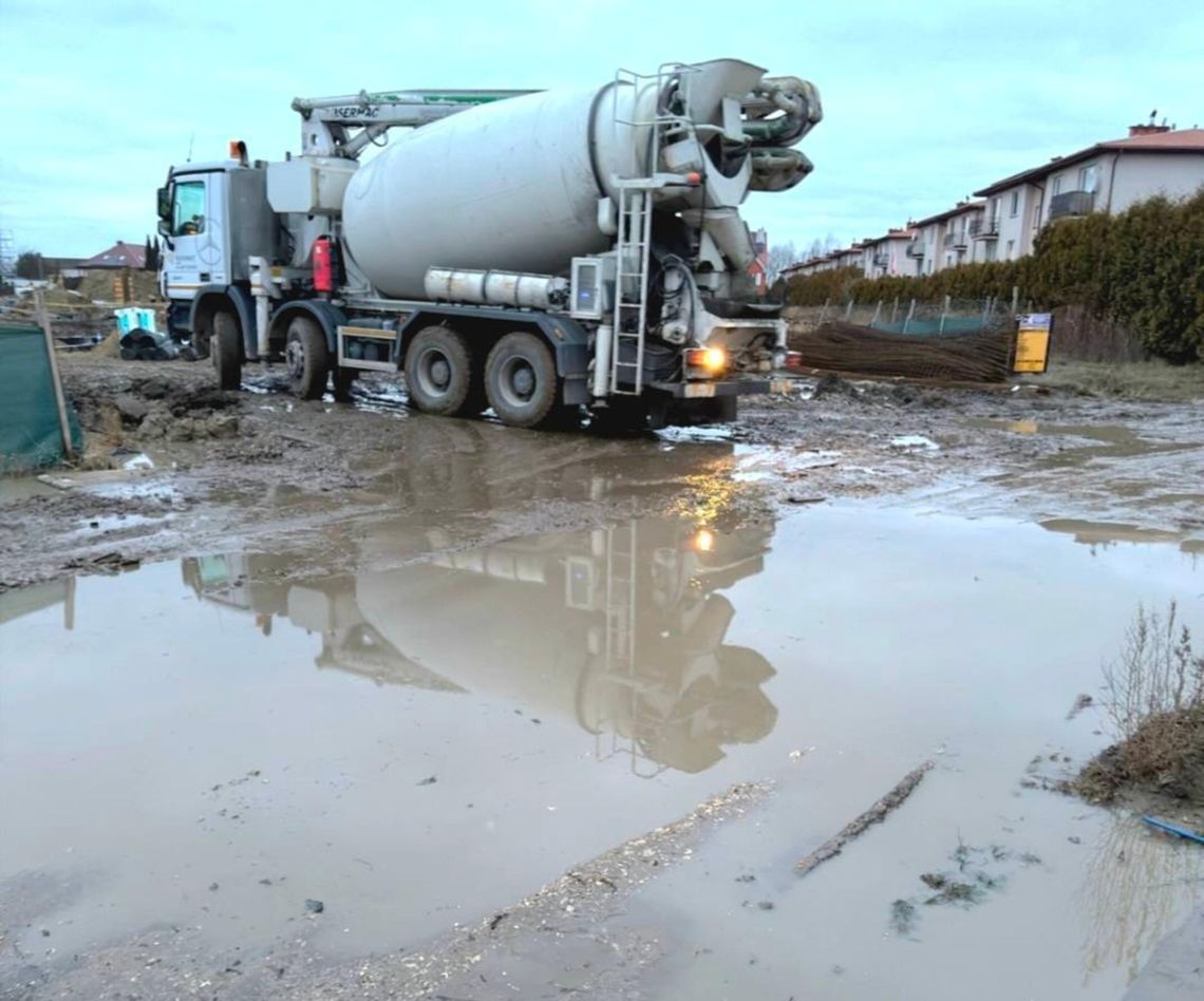 Zniszczona nawierzchnia i błoto na drogach w Zgorzale