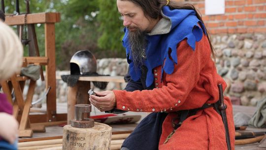 Historia Viva - ORZEŁ I SMOK NA DWORZE KSIĘCIA JANUSZA – życie codzienne na zamku i w podróży Historia Viva - ORZEŁ I SMOK NA DWORZE KSIĘCIA JANUSZA – życie codzienne na zamku i w podróży