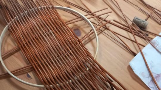 Wiklinowa taca. Warsztat plecionkarski dla dzieci Wiklinowa taca. Warsztat plecionkarski dla dzieci