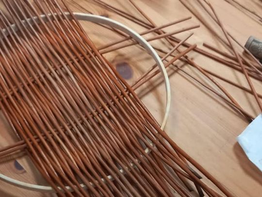 Wiklinowa taca. Warsztat plecionkarski dla dzieci