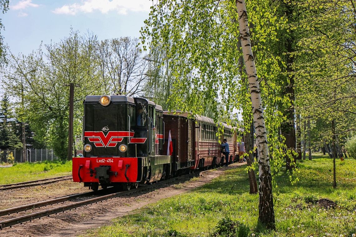 Kolejką na majówkę