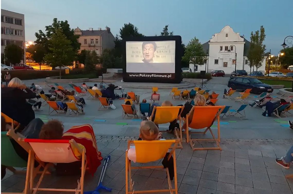 Piaseczyńskie Kino Plenerowe 2025 - Wszystko wszędzie naraz Piaseczyńskie Kino Plenerowe 2025 - Wszystko wszędzie naraz