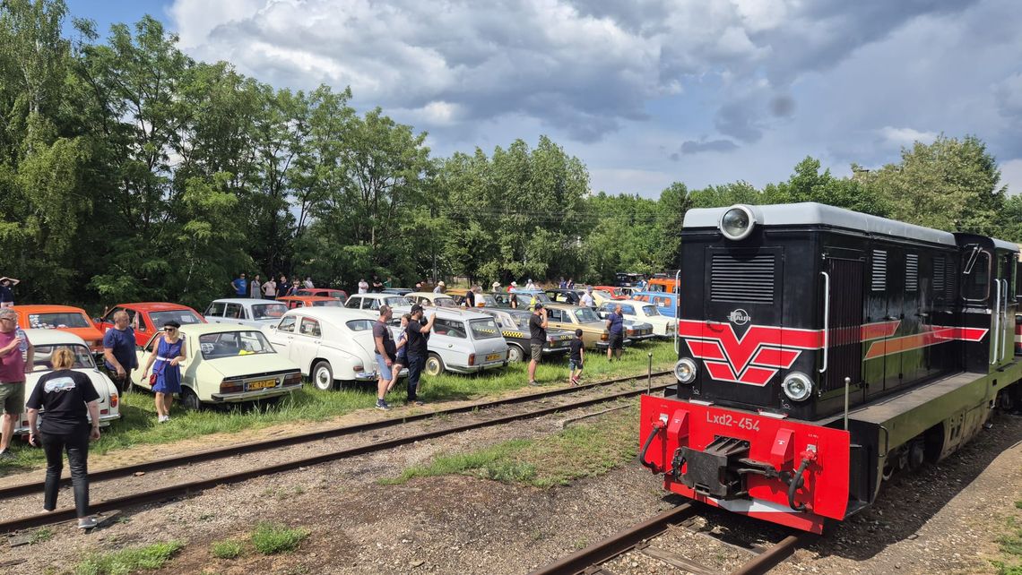 Wąskotorówką na spotkanie z zabytkową motoryzacją Wąskotorówką na spotkanie z zabytkową motoryzacją