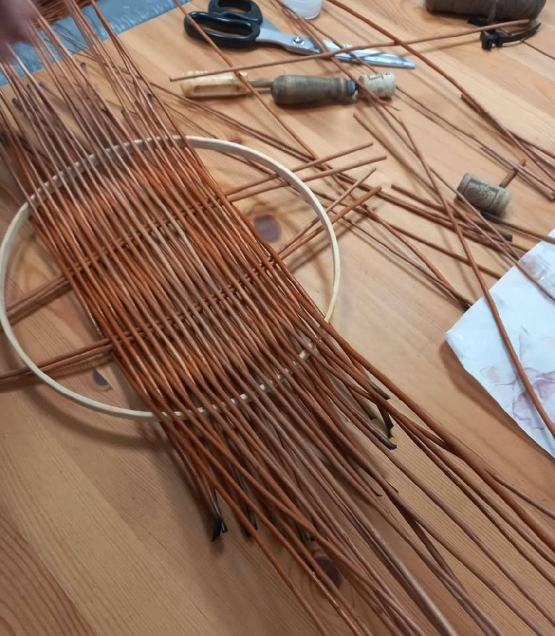 Wiklinowa taca. Warsztat plecionkarski dla dzieci