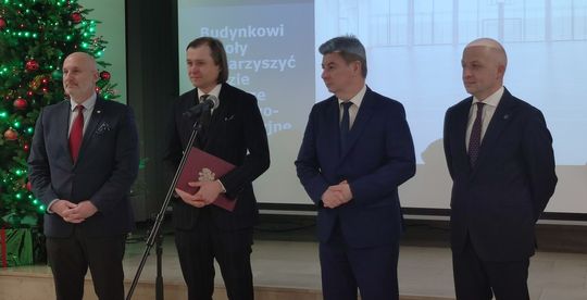 Uczestnicy briefingu prasowego. Od lewej: poseł Piotr Kandyba, wojewoda mazowiecki Mariusz Frankowski, minister Jan Grabiec, burmistrz Daniel Putkiewicz.