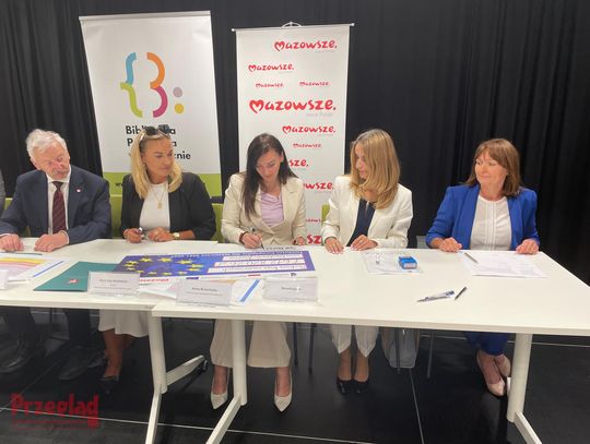 Podpisano umowy z beneficjentami programów wsparcia Mazowsza i Funduszy Europejskich - DG - 4.jpg
