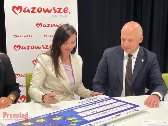 Podpisano umowy z beneficjentami programów wsparcia Mazowsza i Funduszy Europejskich - 2.jpg