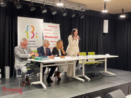 Podpisano umowy z beneficjentami programów wsparcia Mazowsza i Funduszy Europejskich - 1.jpg