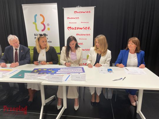 Podpisano umowy z beneficjentami programów wsparcia Mazowsza i Funduszy Europejskich - DG - 4.jpg
