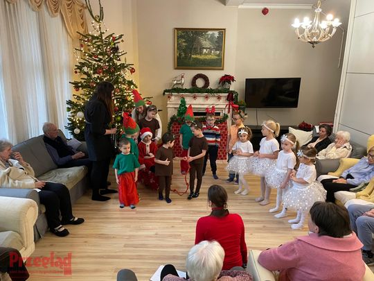 Jasełka w Domu Seniora Piano11.jpg Jasełka w Domu Seniora Piano11.jpg