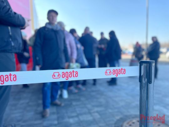 Tłumy w kolejce pod nowym sklepem Agata w Mysiadle – otwarcie przyciągnęło masę osób [GALERIA ZDJĘĆ]