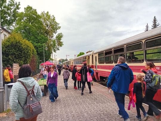 Piaseczyńska Noc Muzeów z „Misiem”, szlagierami PRL-u i kolejką wąskotorową [GALERIA ZDJĘĆ]