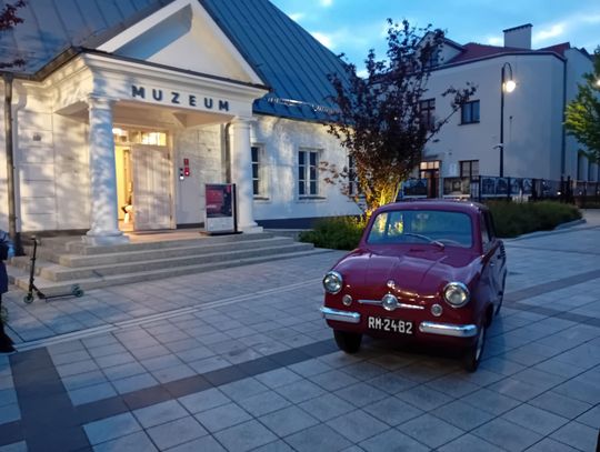 Zabytkowe auta, „Miś” i kolejka wąskotorowa na Piaseczyńskiej Nocy Muzeów