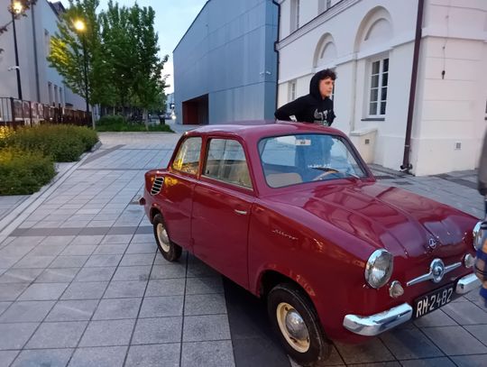 Zabytkowe auta, „Miś” i kolejka wąskotorowa na Piaseczyńskiej Nocy Muzeów